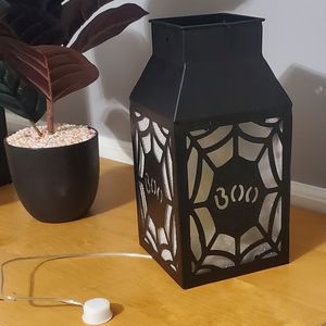 Flameless "Boo" spiderweb lantern